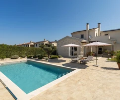 Isztria, Tar, kőből készült villa medencével