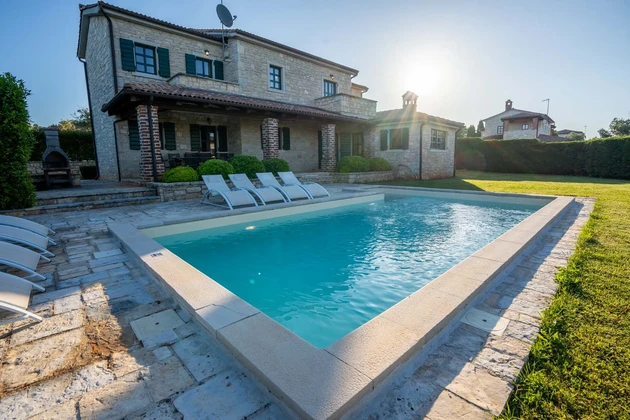 Isztria, Poreč: Mediterrán kővilla medencével