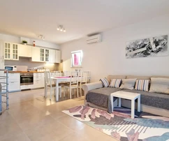 Peroj, Fazana - Spacious apartment 130 m² with garden 227 m² and large cellar space