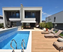 Vodice - Casa bifamiliare lussuosamente arredata con piscina e vista mare
