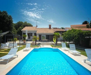 Villa moderna junto al mar en venta en Medulin, Croacia