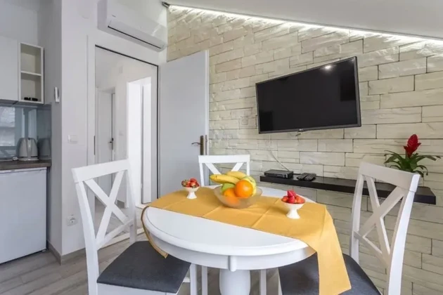 Brač, Milna, radový dom 130 m2 so 4 obytnými jednotkami, druhý rad od mora