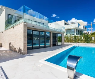 Luxusvilla in erster Meereslinie in Okrug zu verkaufen in Kroatien