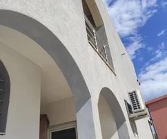 Nehnuteľnosť so 4 apartmánmi, strešná terasa s výhľadom na more a Velebit