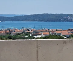 Seget D., appartement de 2 chambres de 66 m2, dans un immeuble neuf, 1er étage, vue sur la mer,