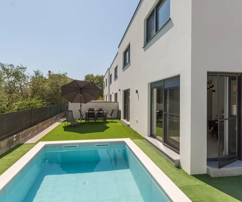 Maison au bord de la piscine à vendre près de la plage de Medulin en Croatie