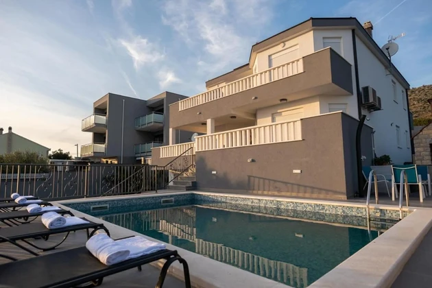 Modernes Haus mit Pool in Seget Vranjica zu verkaufen in Kroatien